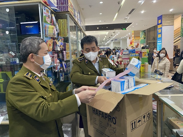 Lực lượng chức năng Hà Nội kiểm tra hàng hóa khẩu trang y tế