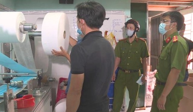 Lực lượng chức năng kiểm tra tại công ty Thùy Tiên.