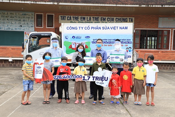 Các em nhỏ Làng trẻ em SOS Thành phố Vinh rất hào hứng khi được các cô chú nhà máy sữa Nghệ An đến thăm và tặng sữa.