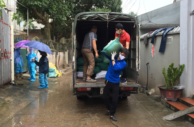 Nhu yếu phẩm hỗ trợ người dân trong thôn Hạ Lôi (xã Mê Linh, huyện Mê Linh, Hà Nội)
