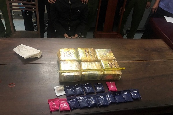 Cục Hải quan Hà Tĩnh phối hợp bắt 6kg ma túy đá cùng hơn 3.000 viên ma túy tổng hợp tại thị trấn Sơn Tây, huyện Hương Sơn