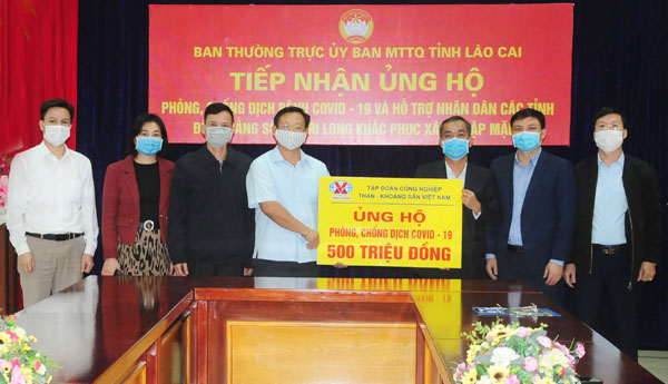 Đại diện Tập đoàn Công nghiệp Than – Khoáng sản Việt Nam trao ủng hộ. Ảnh Báo Lào Cai
