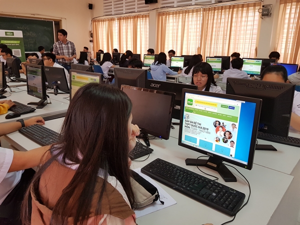 Học sinh làm bài trên hệ thống 789.vn