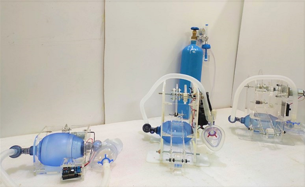Hình ảnh máy hỗ trợ thở do Khoa Điện tử Viễn thông kết hợp với Trung tâm nghiên cứu phát triển Trường Đại học Điện lực chế tạo.