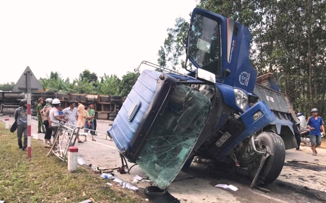 Hiện trường vụ tai nạn ph&iacute;a nam Hầm Hải V&acirc;n