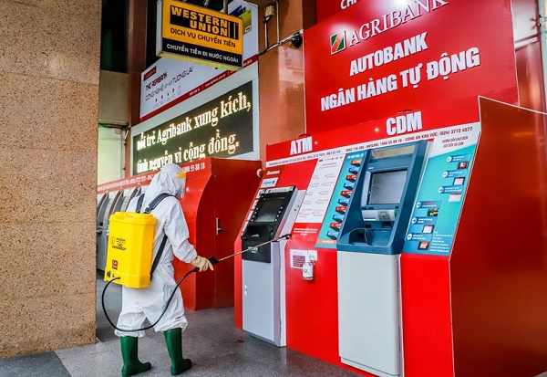 Tiên phong trang bị nước rửa tay sát khuẩn tại 100% ATM, CDM