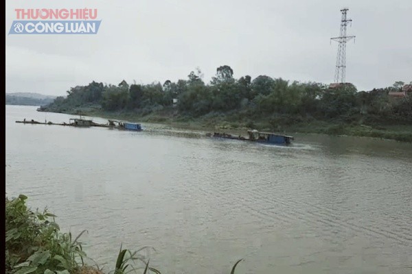 Nhiều tàu đang hút cát trái phép ngoài điểm mỏ số 18 tại xã Vĩnh Hòa (Vĩnh Lộc)