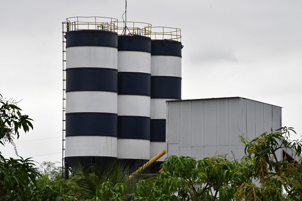 Tháp của m&ocirc;̣t Tram tr&ocirc;̣n b&ecirc; t&ocirc;ng cao sừng sững được x&acirc;y dựng kh&ocirc;ng phép