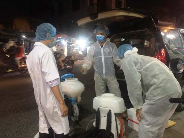 Các hội viên Hội DNT TT Huế phun thuốc khử khuẩn tại các chợ TP Huế