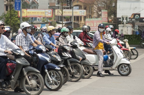 Người dân Hà Nội tham gia lưu thông trên đường khá đông.