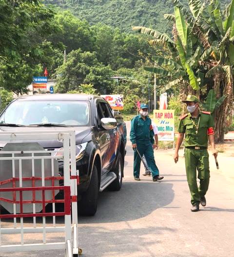 Dưới thời tiết nắng n&oacute;ng, c&oacute; l&uacute;c l&ecirc;n đến 34 độ C, c&aacute;c chiến sĩ t&igrave;nh nguyện &aacute;o xanh vẫn &acirc;m thầm, lặng lẽ, duy tr&igrave; rất đều đặn 2 người/ 1chốt/ ng&agrave;y.