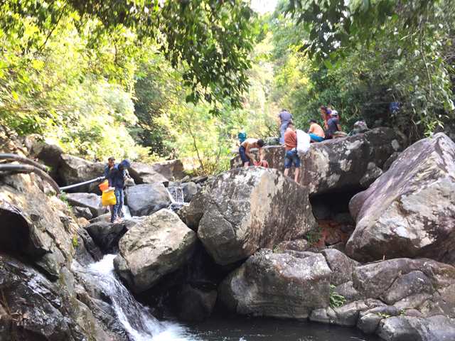 Dưới thời tiết nắng n&oacute;ng, c&oacute; l&uacute;c l&ecirc;n đến 34 độ C, c&aacute;c chiến sĩ t&igrave;nh nguyện &aacute;o xanh vẫn &acirc;m thầm, lặng lẽ, duy tr&igrave; rất đều đặn 2 người/ 1chốt/ ng&agrave;y.