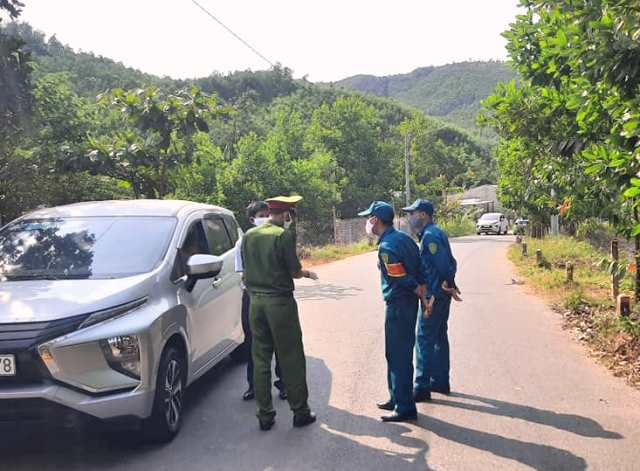 ph&aacute;t hiện, ngăn chặn 274 lượt người đi du lịch, d&atilde; ngoại tự ph&aacute;t tại suối Mơ, khe Đ&aacute; Hang, hồ H&ograve;a Trung.
