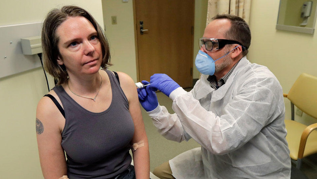 Người đầu tiên trên thế giới thử nghiệm vắc-xin Covid-19 kể lại cảm giác sau tiêm