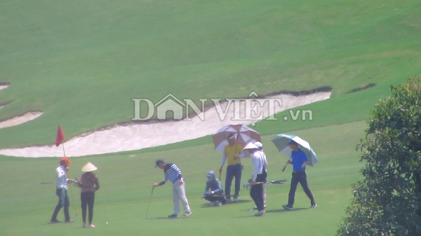 Trong ngày 14/4, nhiều người chơi golf tại sân Golf Kim Bảng, Hà Nam