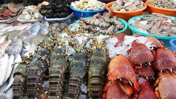 Giá cả thị trường 15/4: Siêu thị chuyển sang khuyến mãi thủy hải sản