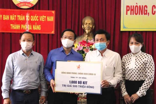 Đại diện Hội Doanh nhân trẻ trao tặng hơn 1,6 tỉ đồng cùng nhiều hiện vật cho tuyến đầu chống dịch Covid-19 tại TP.Đà Nẵng