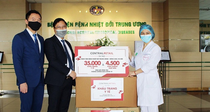 Đại diện Central Retail tại Việt Nam trao tặng 35.000 khẩu trang y tế và 4.500 kính chống giọt bắn cho Bệnh viện Bệnh Nhiệt đới Trung ương Đông Anh, thành phố Hà Nội