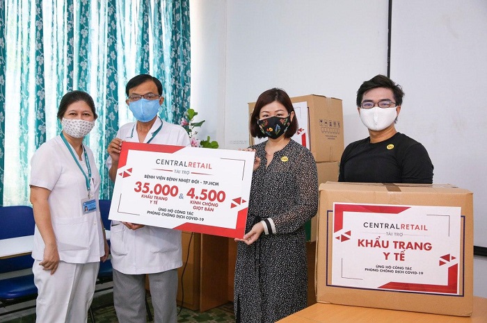 Đại diện Central Retail tại Việt Nam trao tặng 35.000 khẩu trang y tế và 4.500 kính chống giọt bắn cho Bệnh viện Bệnh Nhiệt đới Tp. Hồ Chí Minh