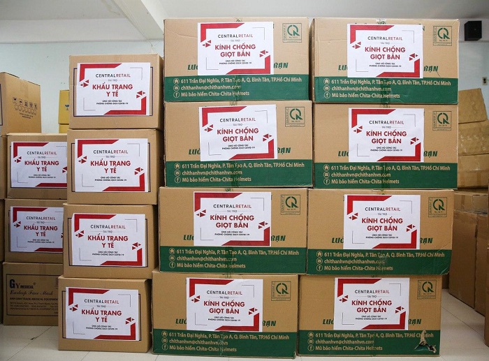 Tập đoàn Central Retail tại Việt Nam tiếp tục trao tặng 70.000 khẩu trang y tế 3 lớp và 9.000 kính chống giọt bắn cho hai bệnh viện tuyến đầu ở Tp. Hồ Chí Minh và Hà Nội