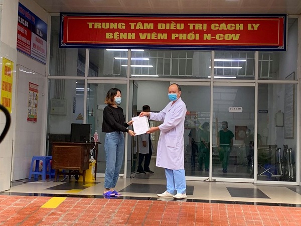 Bệnh nhân số 52 nhận giấy chứng nhận khỏi bệnh tại Bệnh viện số 2 Quảng Ninh