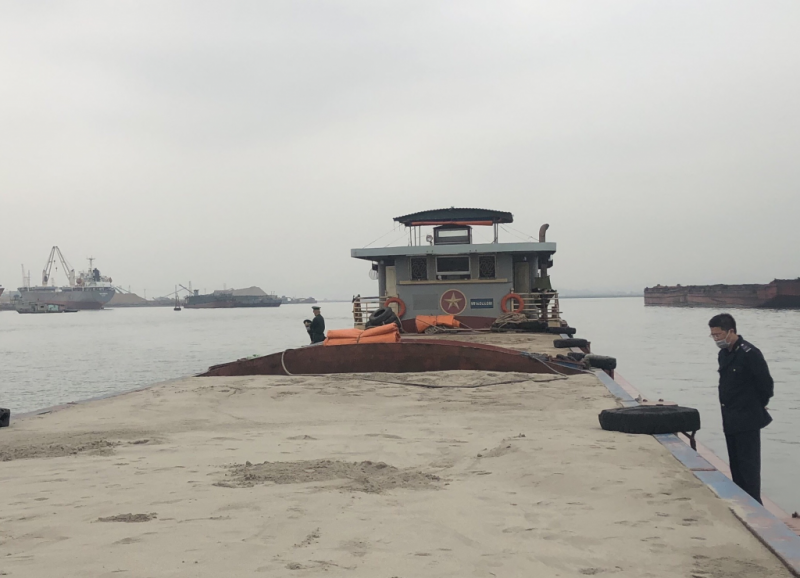 Quảng Ninh: Bắt tàu vận chuyển hơn 400 m3 cát không giấy tờ tại vùng biển Cửa Lục