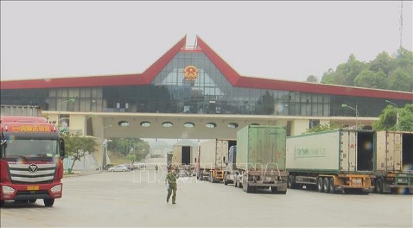 Xe nông sản tại khu xuất nhập cảnh Cửa khẩu quốc tế Hữu Nghị (Lạng Sơn) (Ảnh: Quang Duy/TTXVN)