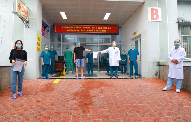Bệnh viện số 2 (Quảng Ninh) tổ chức công bố cho 2 bệnh nhân mắc Covid-19 là bệnh nhân số 50 và 149 đã được điều trị khỏi bệnh.