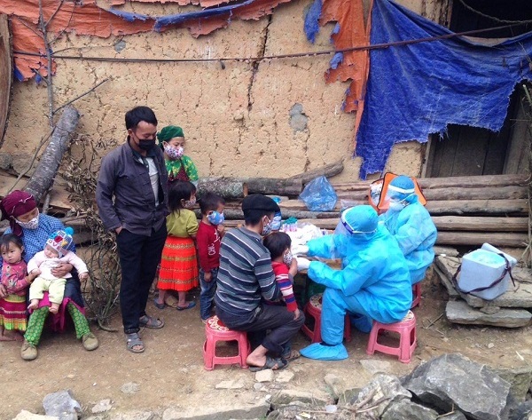 Cán bộ y tế thực hiện lấy mẫu xét nghiệm cho người dân thôn Pín Tủng, Đồng Văn, Hà Giang (Ảnh: SKĐS)