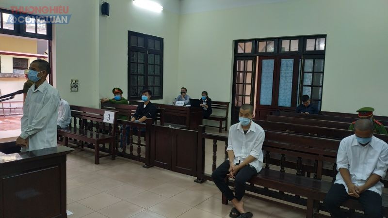 Cả 4 bị cáo bị VKSND TX. Quảng Yên, tỉnh Quảng Ninh, truy tố về tội “ chống người thi hành công vụ” quy định theo điều 330 bộ luật hình sự.