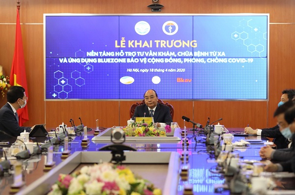 Thủ tướng Nguyễn Xuân Phúc phát biểu trong buổi họp trực tuyến từ Bộ TT&TT (Ảnh: MIC)