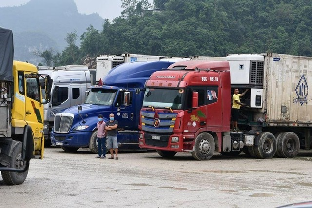 Hiện còn tồn đến 2.600 xe nông sản đang chờ thông quan xuất khẩu sang Trung Quốc tại Lạng Sơn