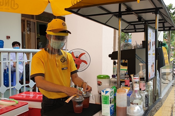 Nhân viên cà phê Ông Bầu đang chuẩn bị thức uống miễn phí tại Bệnh viện dã chiến Củ Chi
