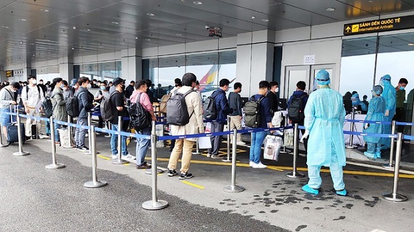 Ngay khi xuống sân bay, các chuyên gia Hàn Quốc được khai báo y tế và thực hiện các nội dung khác theo đúng quy định của Chính phủ Việt Nam