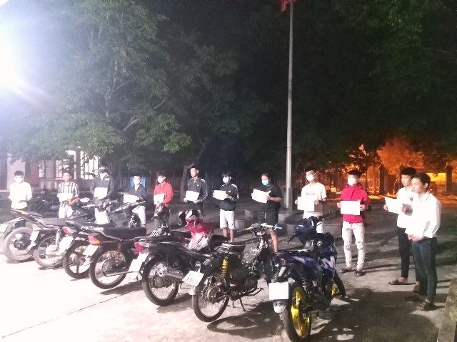 Quảng Nam: 12 thanh niên tụ tập đua xe trên cầu Giao Thủy