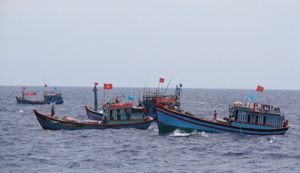 Ngư dân Việt Nam đánh bắt cá ở ngư trường Hoàng Sa của Việt Nam (Ảnh: HỮU KHÁ)