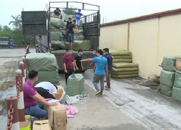 Thái Bình: Phát hiện 1.000 thùng hàng không rõ nguồn gốc, xuất xứ