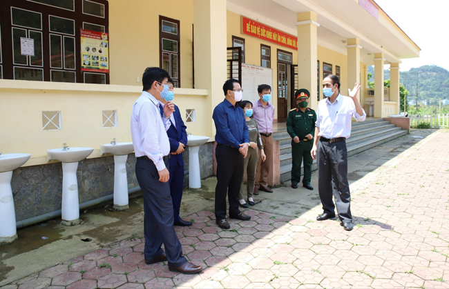 Đoàn kiểm tra khu cách ly tại huyện Mường Khương