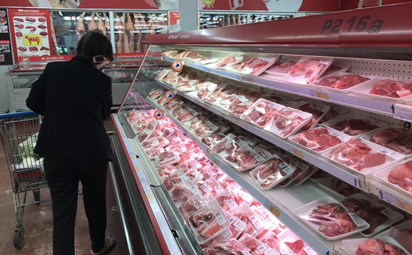 Khách hàng mua thịt lợn tại siêu thị
