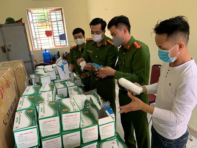 Lái xe Phạm Văn Vương cùng số lượng khẩu trang tại Công an huyện Vĩnh Bảo