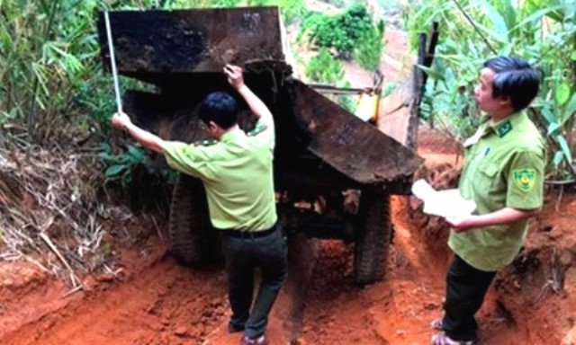 H.Đăk Tô (Kon Tum): Bắt 2 xe máy cày chở gỗ lậu "khủng"