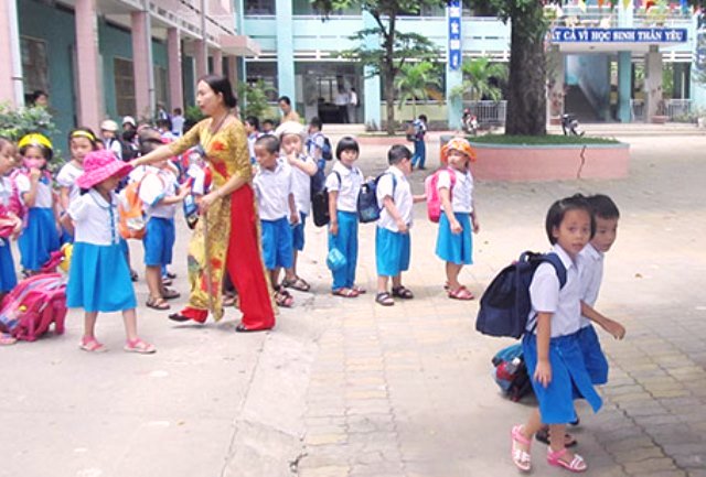 Giáo viên Trường tiểu học Nguyễn Văn Trỗi, quận Liên Chiểu hướng dẫn học sinh ra về.