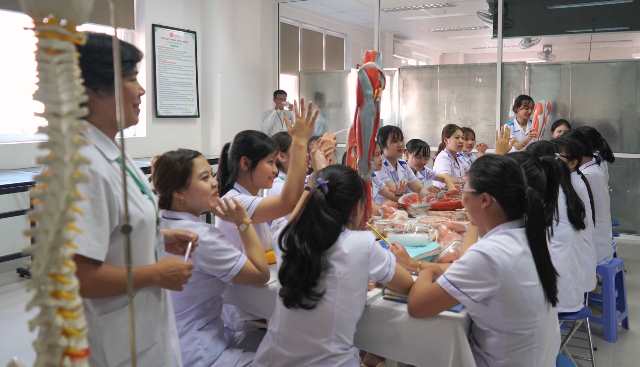 thời gian đầu, mỗi năm sẽ s&oacute; khoảng 50 sinh vi&ecirc;n điều dưỡng sang Nhật thực tập với mức lương 1.500 USD/th&aacute;ng trong thời gian 1 năm, sau đ&oacute; sẽ l&agrave;m việc với mức lương 2.200 - 2.500 USD/th&aacute;ng.