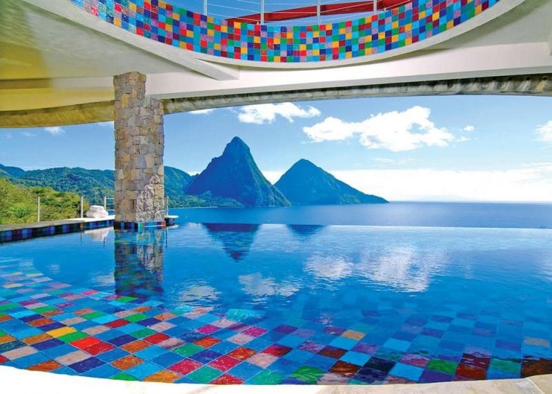 Gạch Mosaic Stark l&aacute;t bể bơi rất tinh tế v&agrave; h&agrave;o nho&aacute;ng