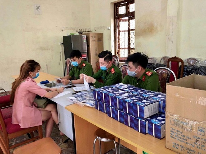 Đội Cảnh sát điều tra tội phạm về Kinh tế - Ma túy, Công an thành phố Sơn La tịch thu toàn bộ khẩu trang (Ảnh: Công an TP Sơn La)