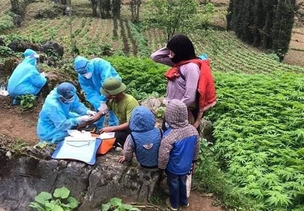 Cán bộ y tế Hà Giang lấy mẫu xét nghiệm cho người dân tại các thôn, bản nằm trên địa bàn huyện Đồng Văn (Ảnh: G.P.)