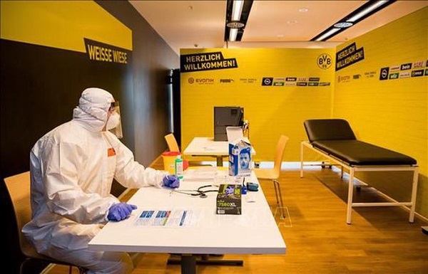 Nhân viên y tế làm việc trong phòng xét nghiệm ở Dortmund, Đức - Ảnh: THX/TTXVN
