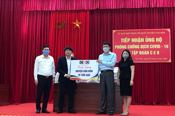 Ông Cao Văn Kiên – Phó Tổng Giám đốc Tập đoàn CEO (áo đen đứng giữa) trao tặng 10 tấn gạo cho huyện Vân Đồn