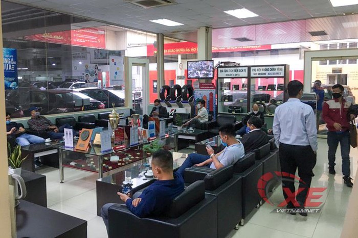 Góc phục vụ khách hàng đến làm dịch vụ tại Toyota Hoàn Kiếm bắt đầu đông dần sau giờ mở cửa. Ảnh: Đình Quý.