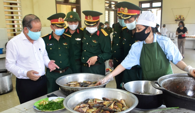 Chủ tịch UBND tỉnh Phan Ngọc Thọ thăm và kiểm tra một bếp ăn ở cơ sở cách ly